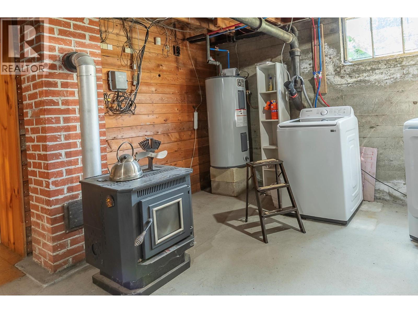 1230 Shuswap Avenue, Sicamous, BC - Indoor Photo Showing Laundry Room