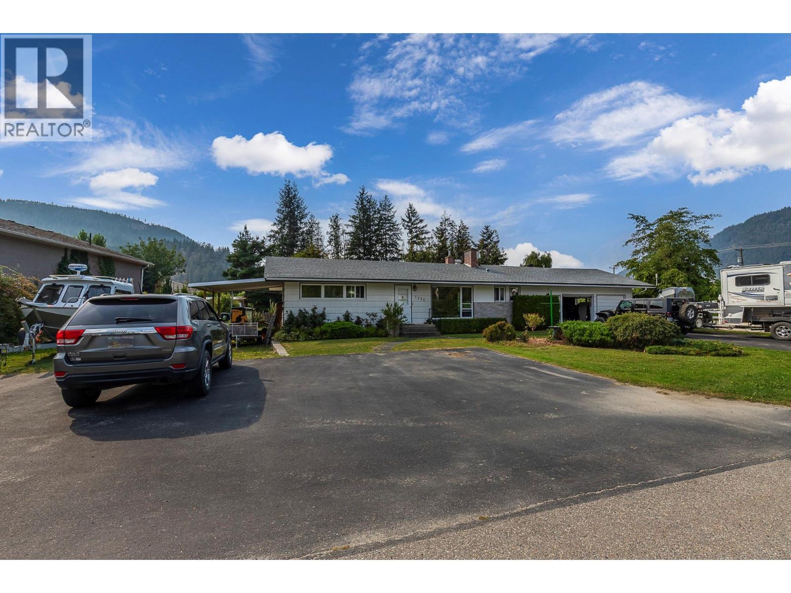 1230 Shuswap Avenue, Sicamous, BC - Outdoor With Facade