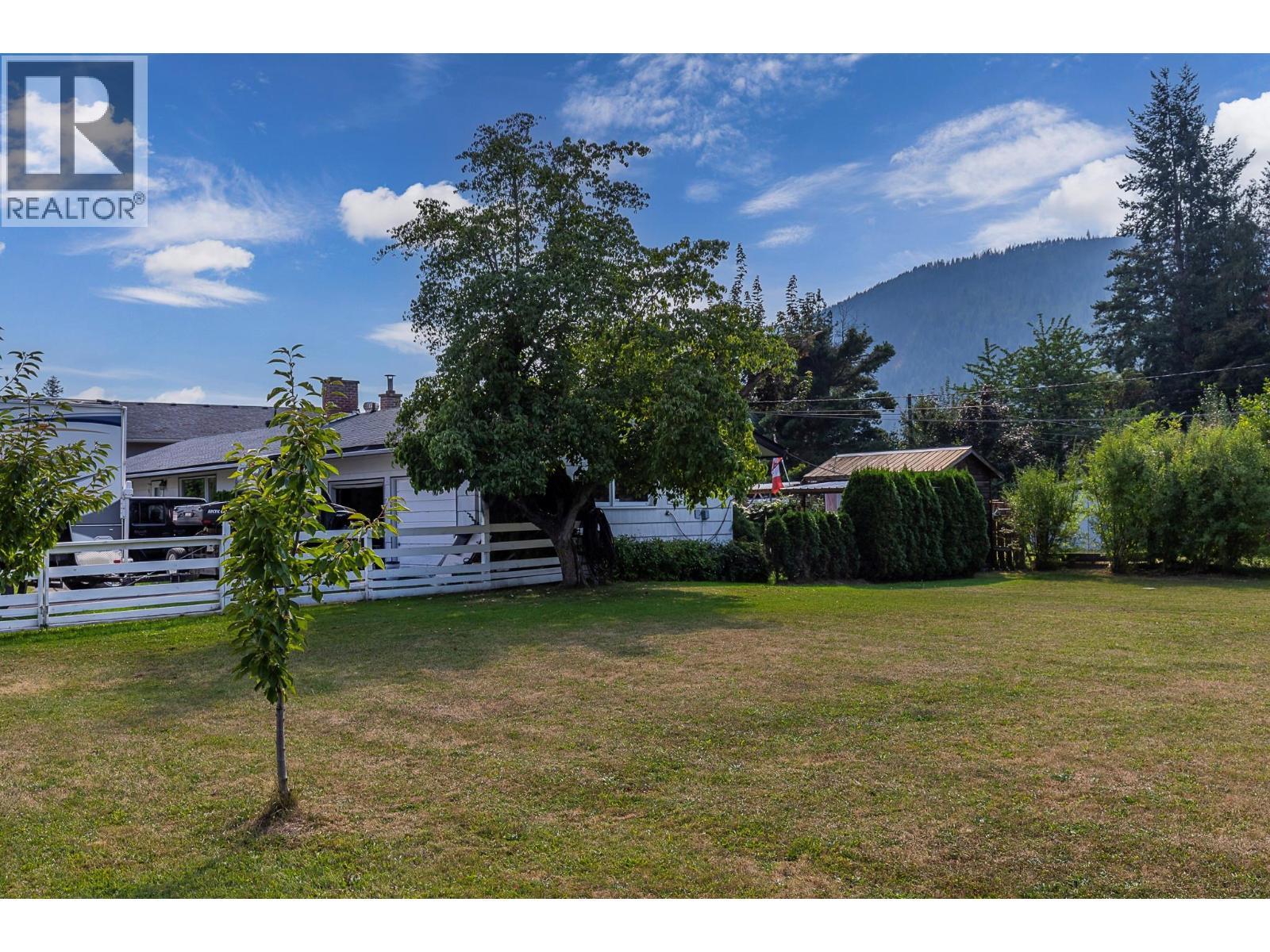 1230 Shuswap Avenue, Sicamous, BC - Outdoor