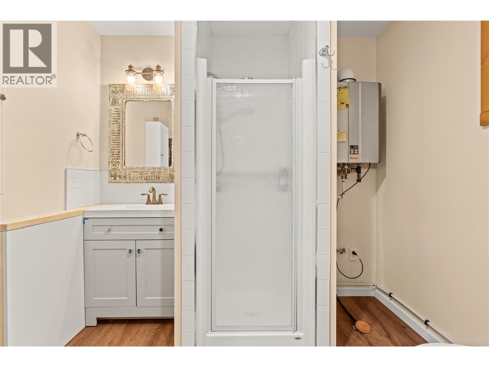 Equestrian Cabin full bathroom - 1309 Eagle Ridge Road, Lumby, BC - Indoor Photo Showing Bathroom