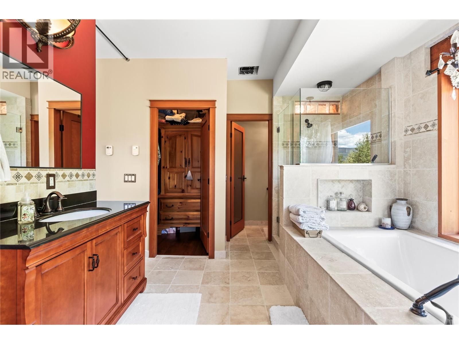 Main floor ensuite - 1309 Eagle Ridge Road, Lumby, BC - Indoor