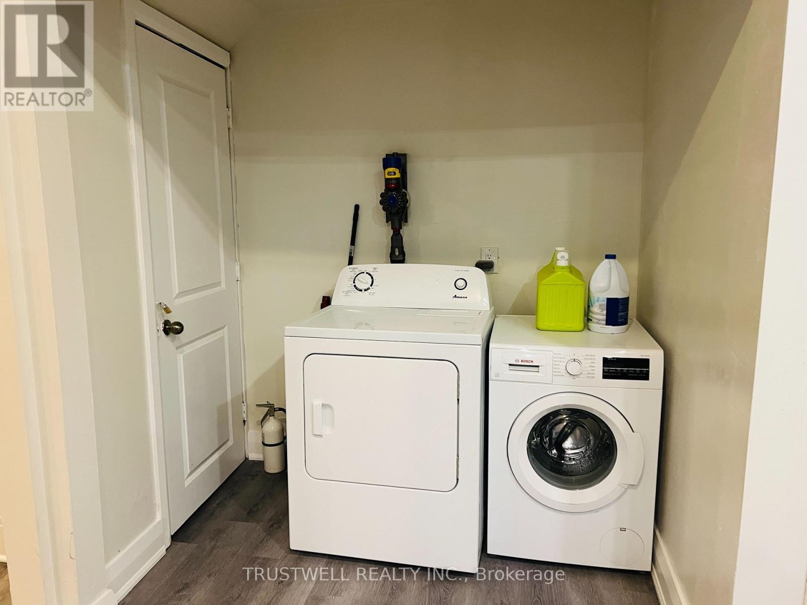 4746 Lovell Place, Niagara Falls, ON - Indoor Photo Showing Laundry Room