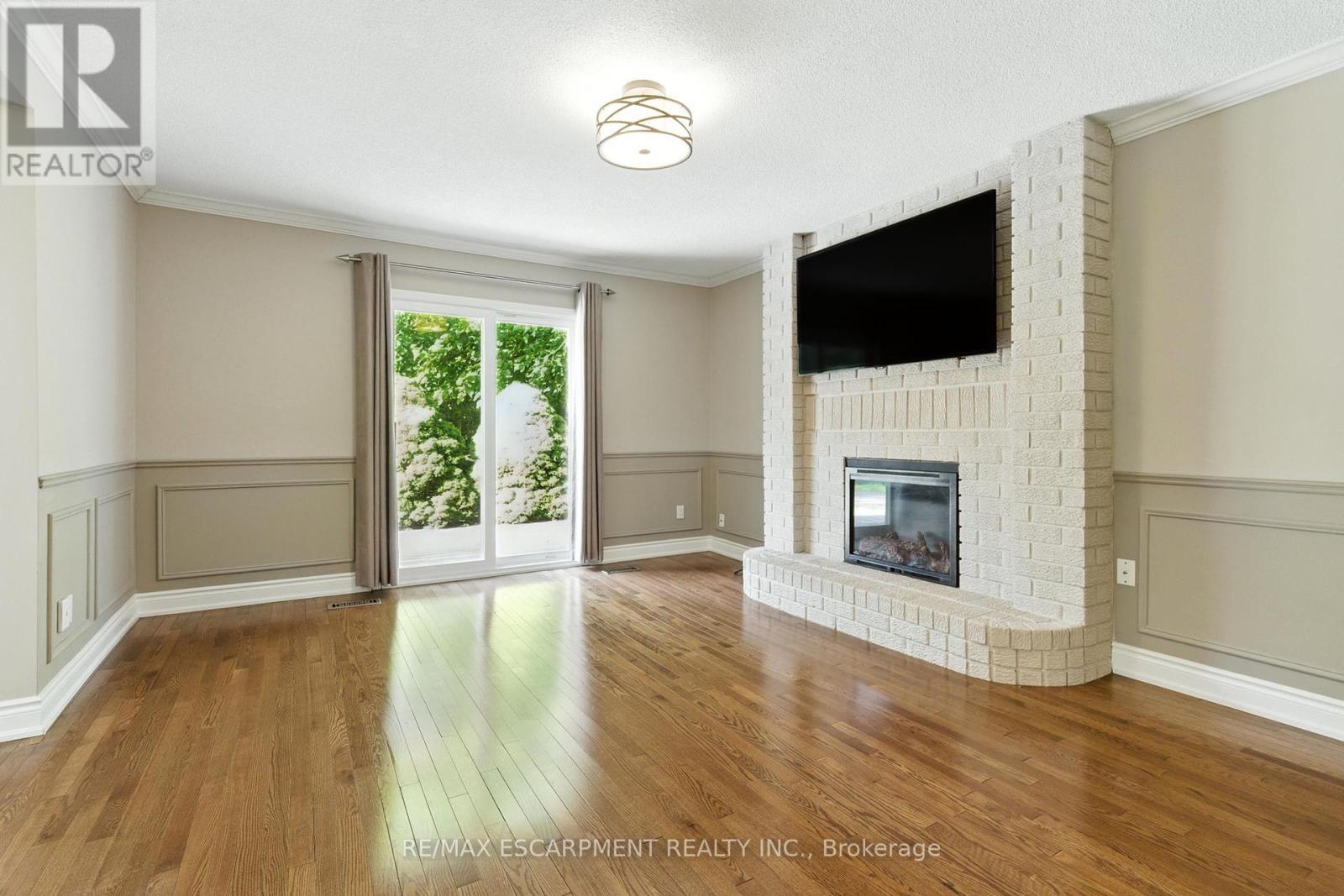1624 Gallant Drive, Mississauga, ON - Indoor Photo Showing Living Room With Fireplace