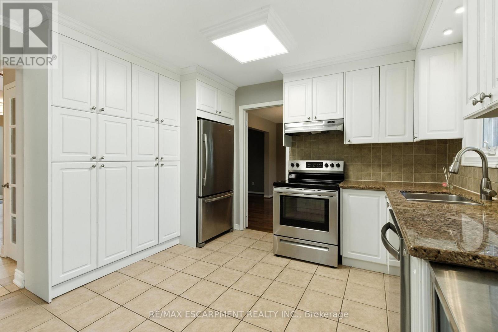 1624 Gallant Drive, Mississauga, ON - Indoor Photo Showing Kitchen With Stainless Steel Kitchen With Double Sink