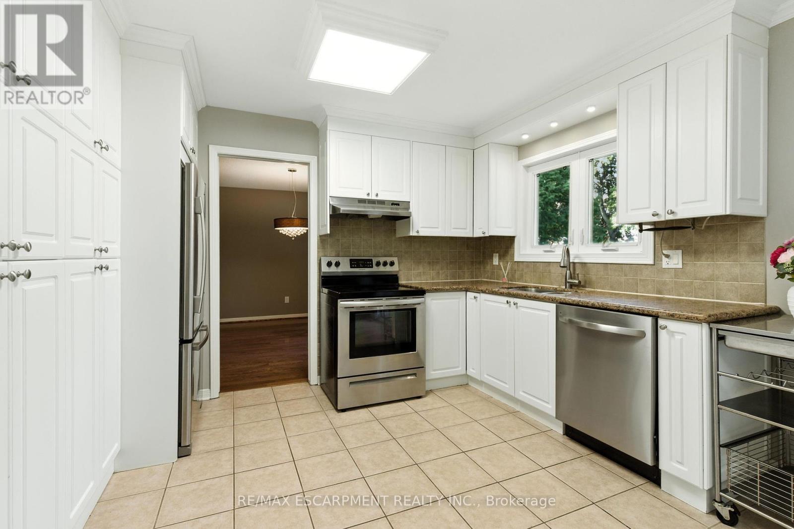 1624 Gallant Drive, Mississauga, ON - Indoor Photo Showing Kitchen With Stainless Steel Kitchen