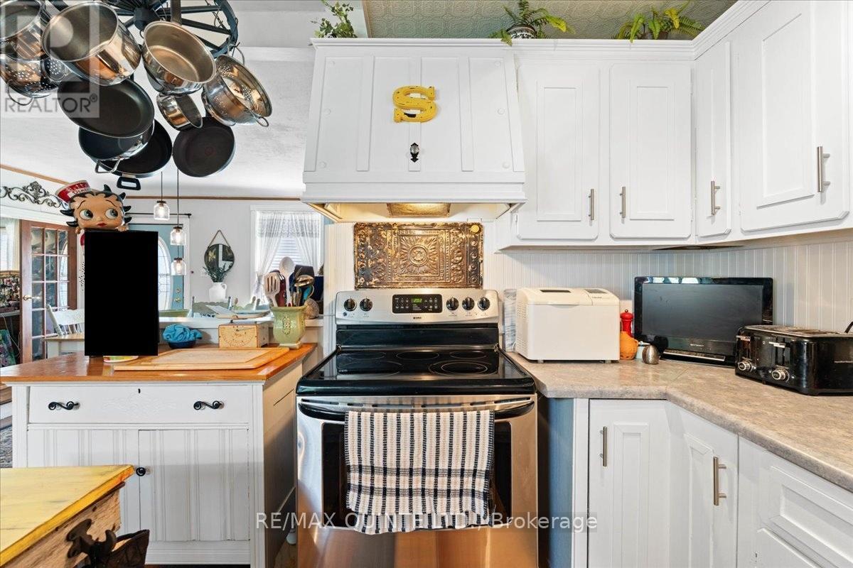 7763 Loyalist Parkway, Greater Napanee (Greater Napanee), ON - Indoor Photo Showing Kitchen