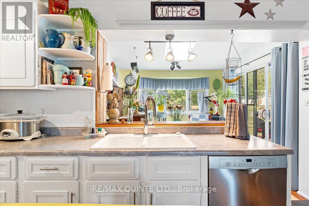 7763 Loyalist Parkway, Greater Napanee (Greater Napanee), ON - Indoor Photo Showing Kitchen