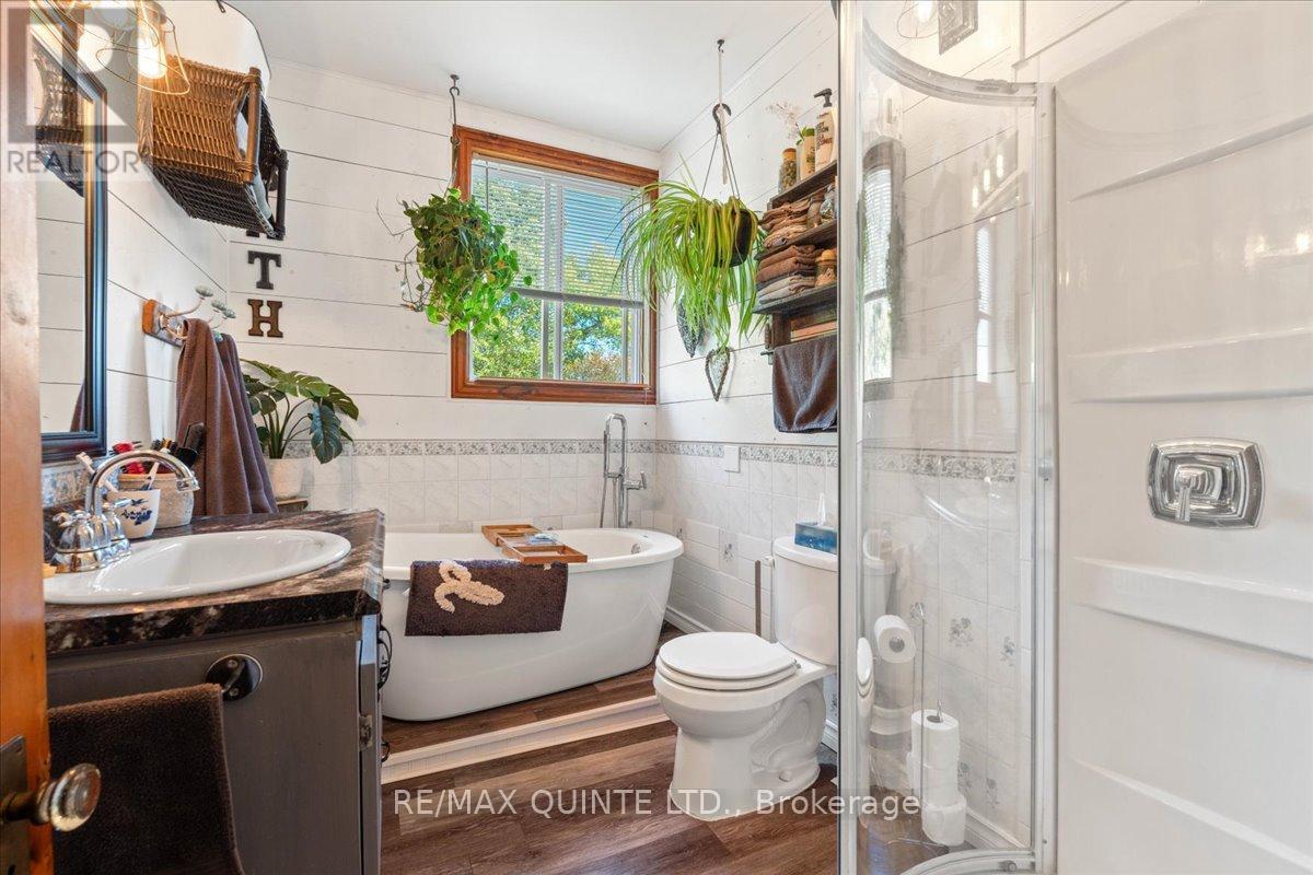 7763 Loyalist Parkway, Greater Napanee (Greater Napanee), ON - Indoor Photo Showing Bathroom