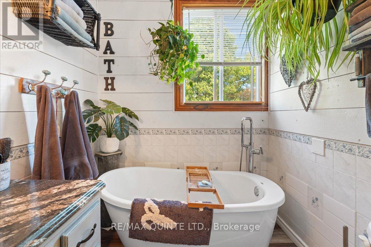 7763 Loyalist Parkway, Greater Napanee (Greater Napanee), ON - Indoor Photo Showing Bathroom
