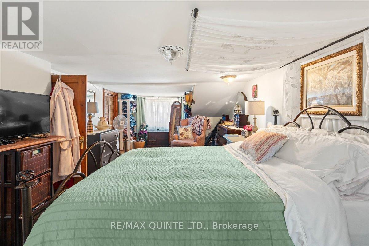 7763 Loyalist Parkway, Greater Napanee (Greater Napanee), ON - Indoor Photo Showing Bedroom