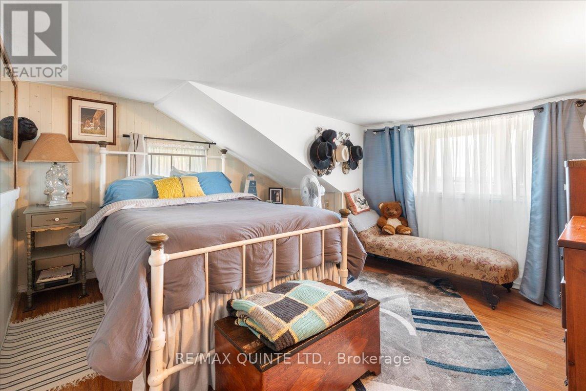 7763 Loyalist Parkway, Greater Napanee (Greater Napanee), ON - Indoor Photo Showing Bedroom