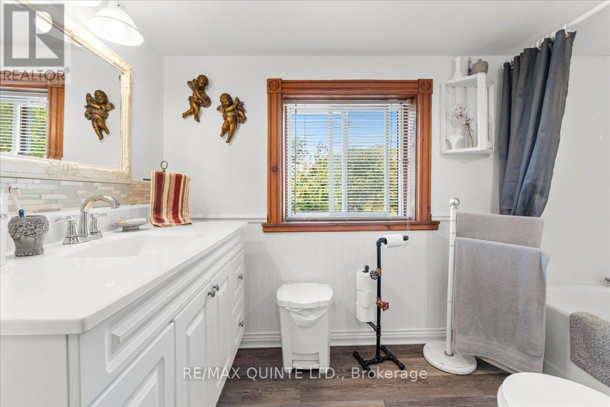 7763 Loyalist Parkway, Greater Napanee (Greater Napanee), ON - Indoor Photo Showing Bathroom
