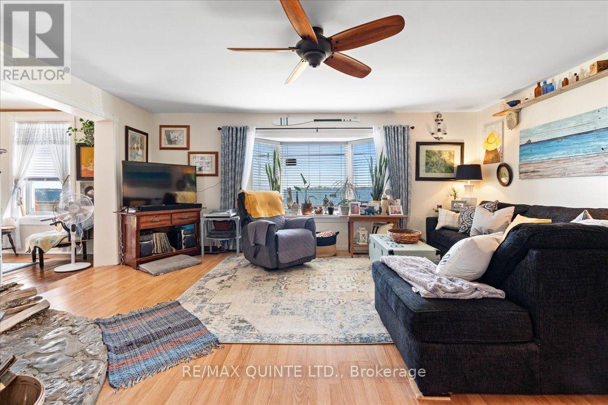 7763 Loyalist Parkway, Greater Napanee (Greater Napanee), ON - Indoor Photo Showing Living Room