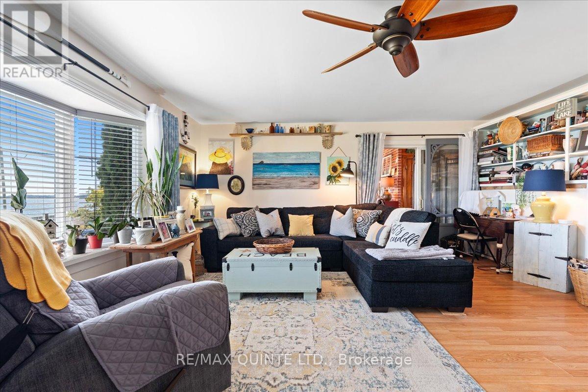 7763 Loyalist Parkway, Greater Napanee (Greater Napanee), ON - Indoor Photo Showing Living Room