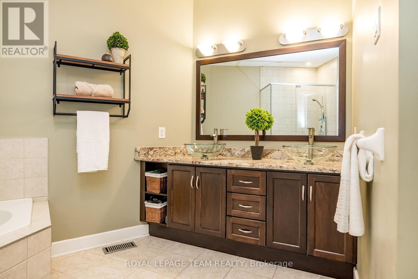 19 Turtle Point Private, Ottawa, ON - Indoor Photo Showing Bathroom
