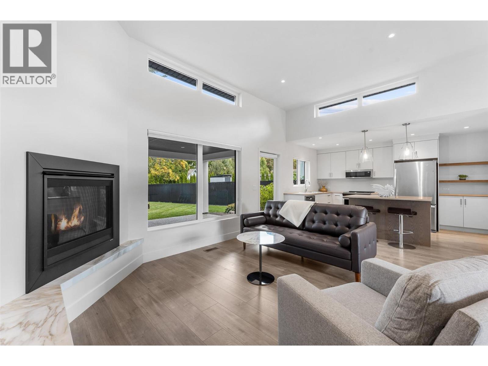 410 Sarsons Road, Kelowna, BC - Indoor Photo Showing Living Room With Fireplace