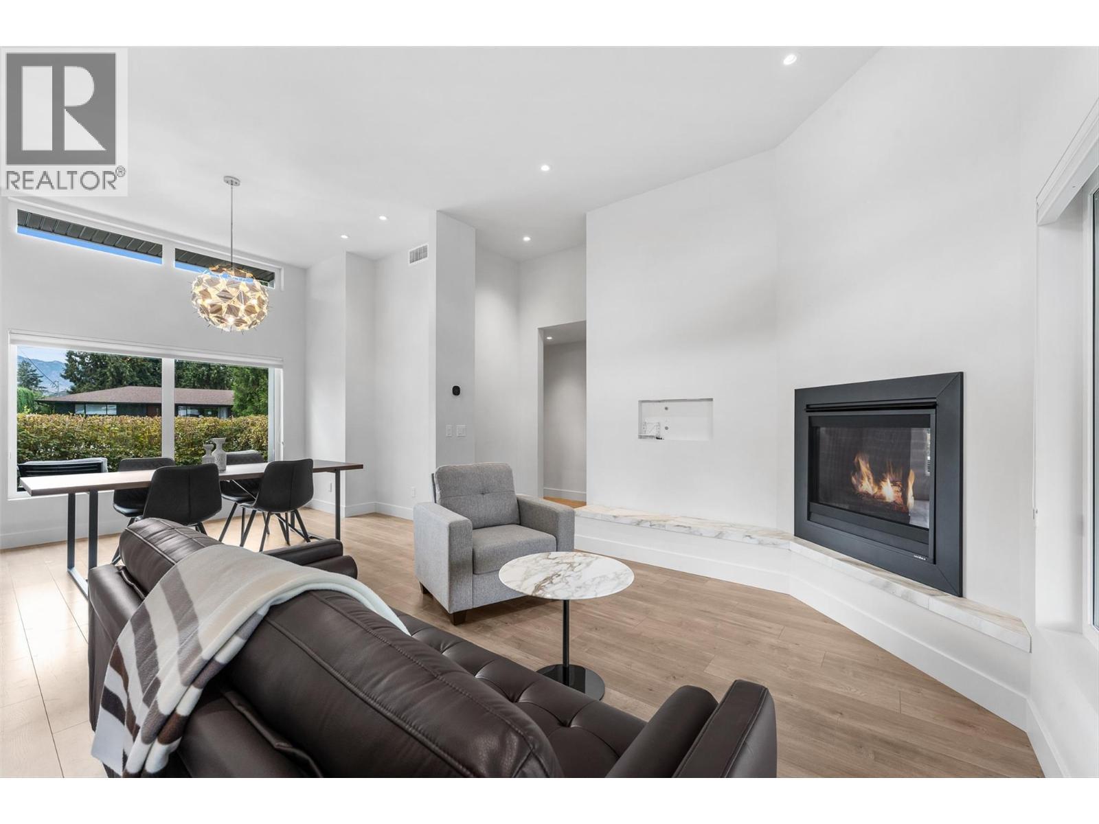 410 Sarsons Road, Kelowna, BC - Indoor Photo Showing Living Room With Fireplace