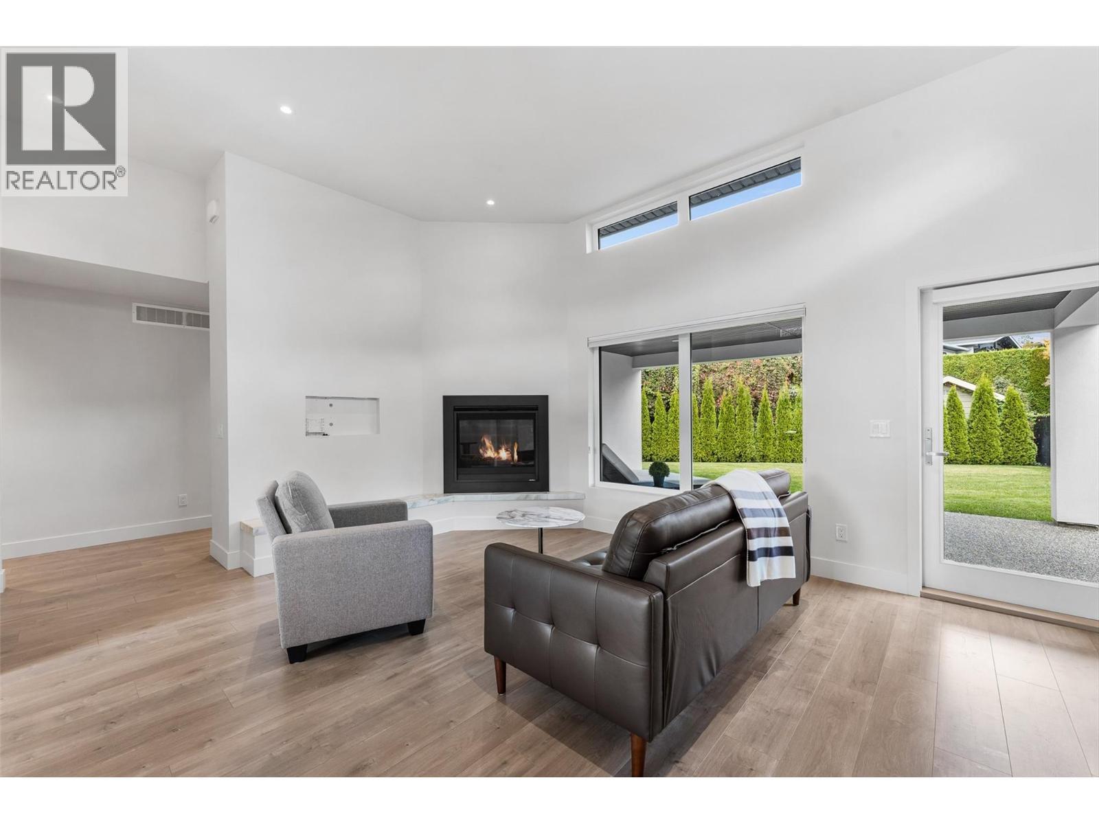 410 Sarsons Road, Kelowna, BC - Indoor Photo Showing Living Room With Fireplace