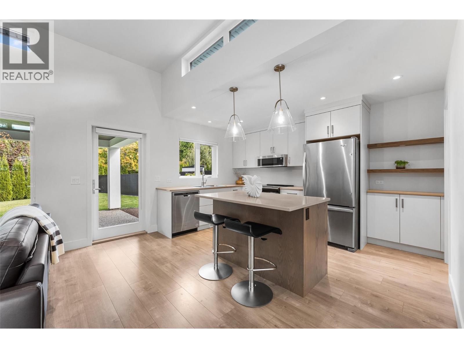 410 Sarsons Road, Kelowna, BC - Indoor Photo Showing Kitchen With Upgraded Kitchen