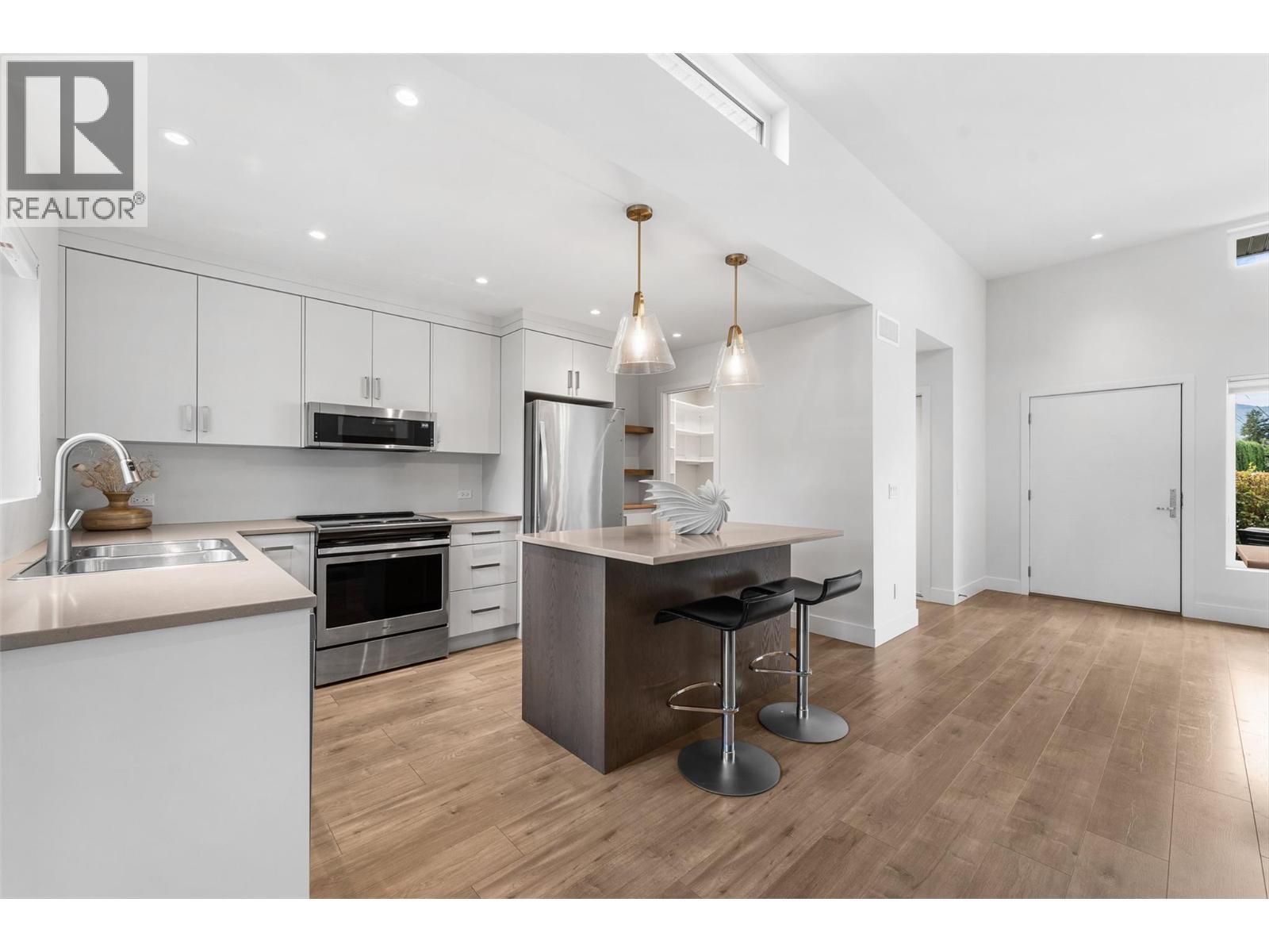 410 Sarsons Road, Kelowna, BC - Indoor Photo Showing Kitchen With Upgraded Kitchen