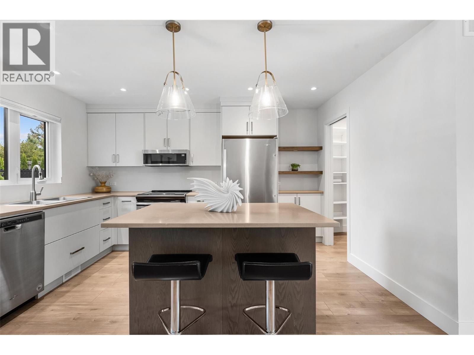 410 Sarsons Road, Kelowna, BC - Indoor Photo Showing Kitchen With Double Sink With Upgraded Kitchen