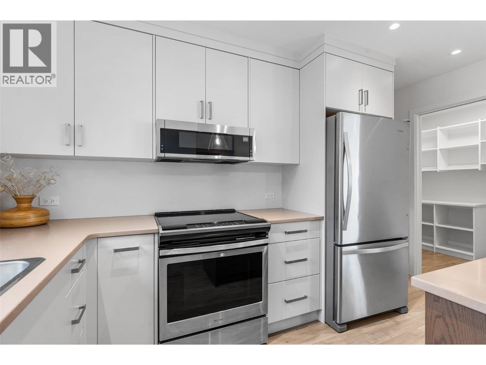 410 Sarsons Road, Kelowna, BC - Indoor Photo Showing Kitchen