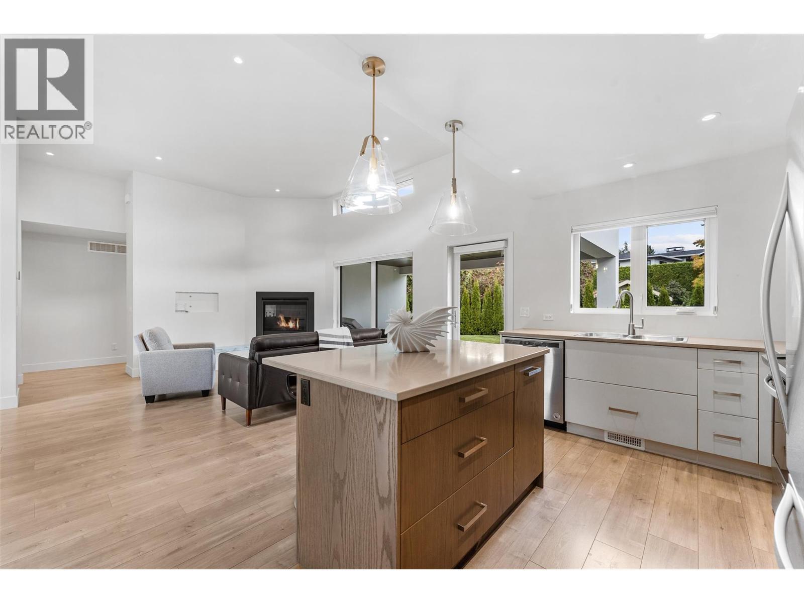 410 Sarsons Road, Kelowna, BC - Indoor Photo Showing Kitchen With Upgraded Kitchen