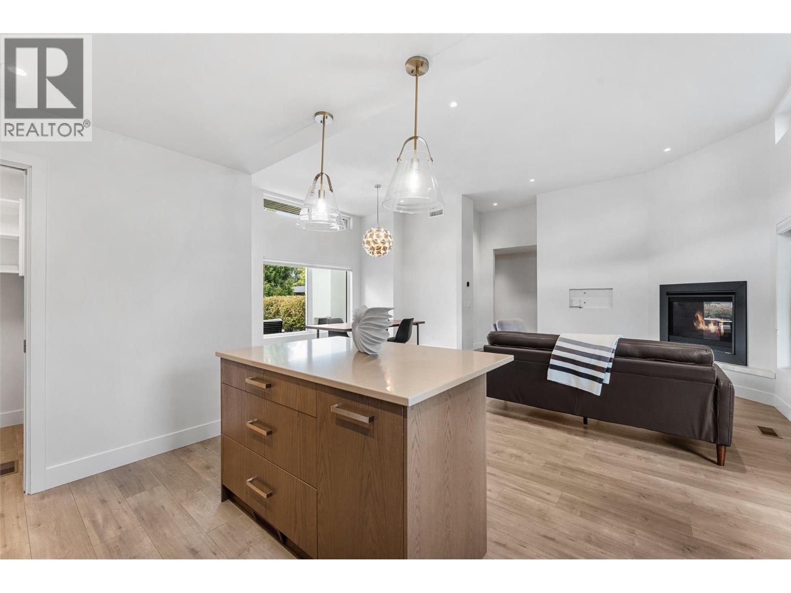 410 Sarsons Road, Kelowna, BC - Indoor With Fireplace