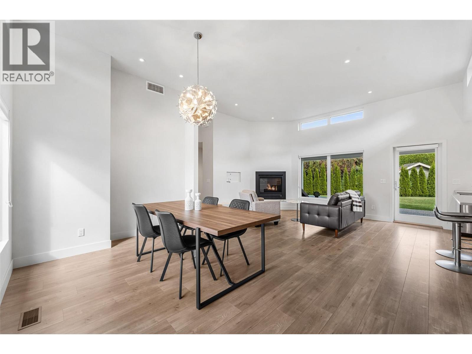 410 Sarsons Road, Kelowna, BC - Indoor With Fireplace