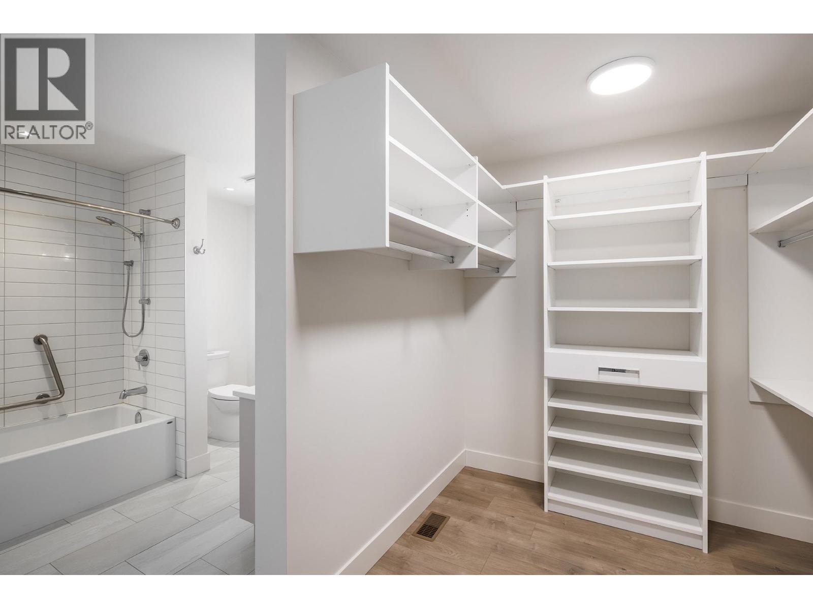 410 Sarsons Road, Kelowna, BC - Indoor With Storage