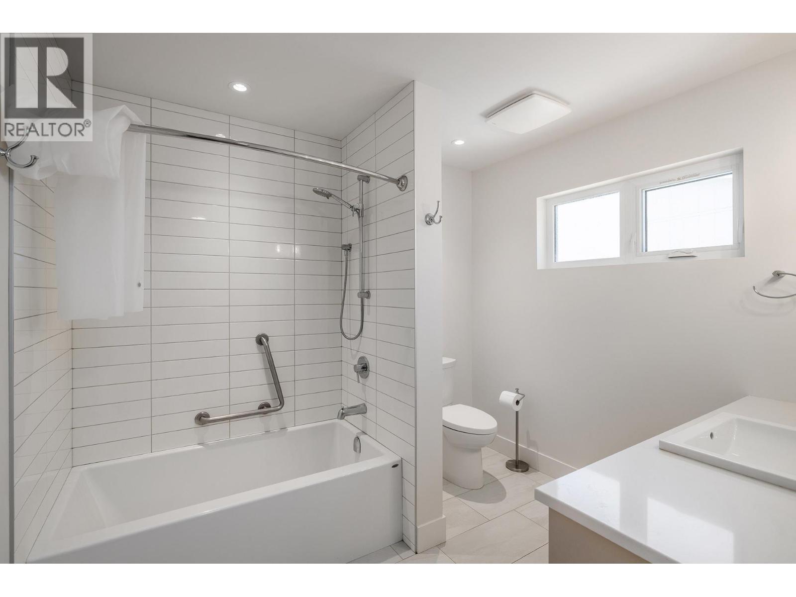 410 Sarsons Road, Kelowna, BC - Indoor Photo Showing Bathroom