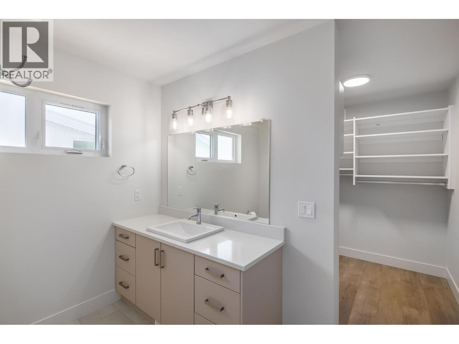 410 Sarsons Road, Kelowna, BC - Indoor Photo Showing Bathroom