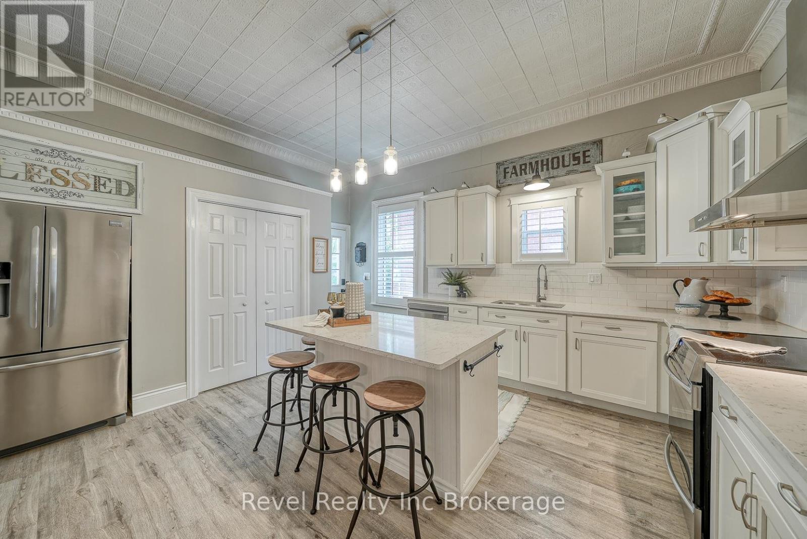 425 Ingersoll Avenue, Woodstock (Woodstock - North), ON - Indoor Photo Showing Kitchen With Upgraded Kitchen
