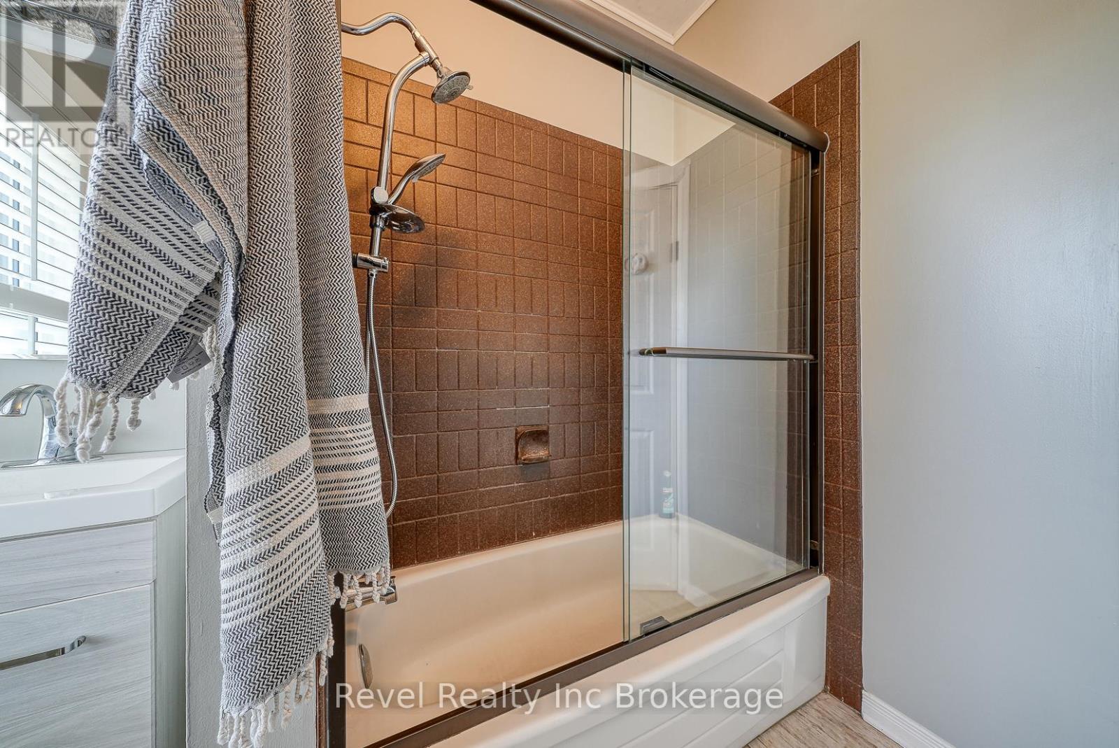 425 Ingersoll Avenue, Woodstock (Woodstock - North), ON - Indoor Photo Showing Bathroom