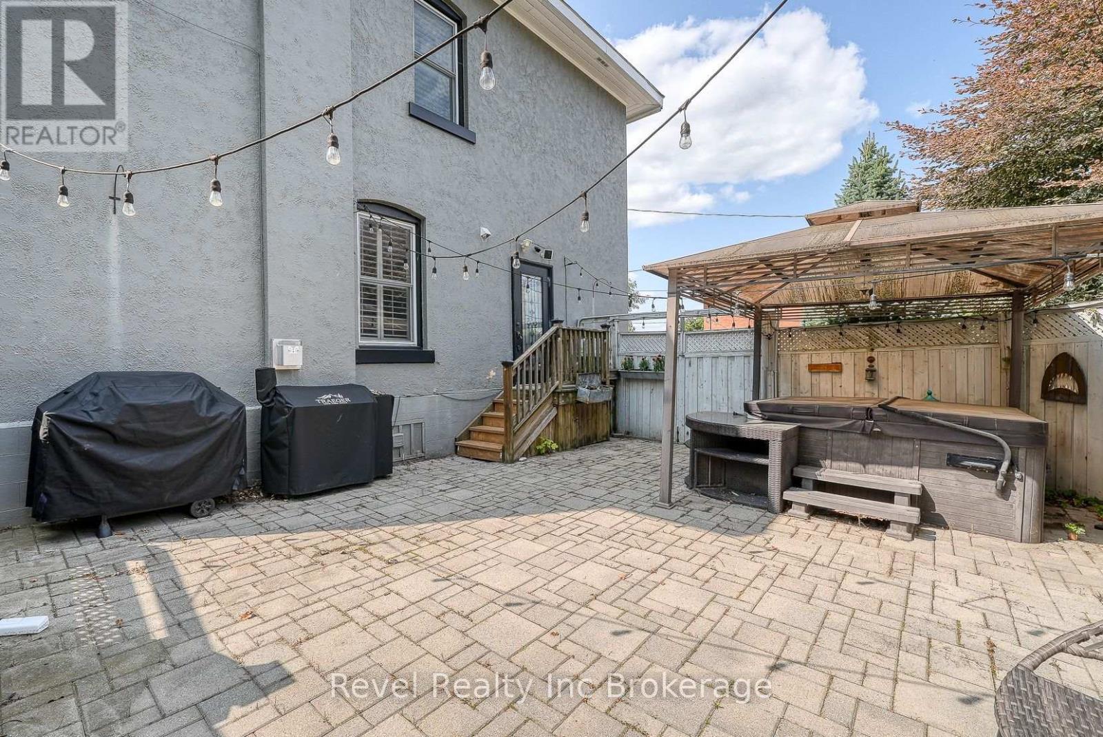 425 Ingersoll Avenue, Woodstock (Woodstock - North), ON - Outdoor With Deck Patio Veranda