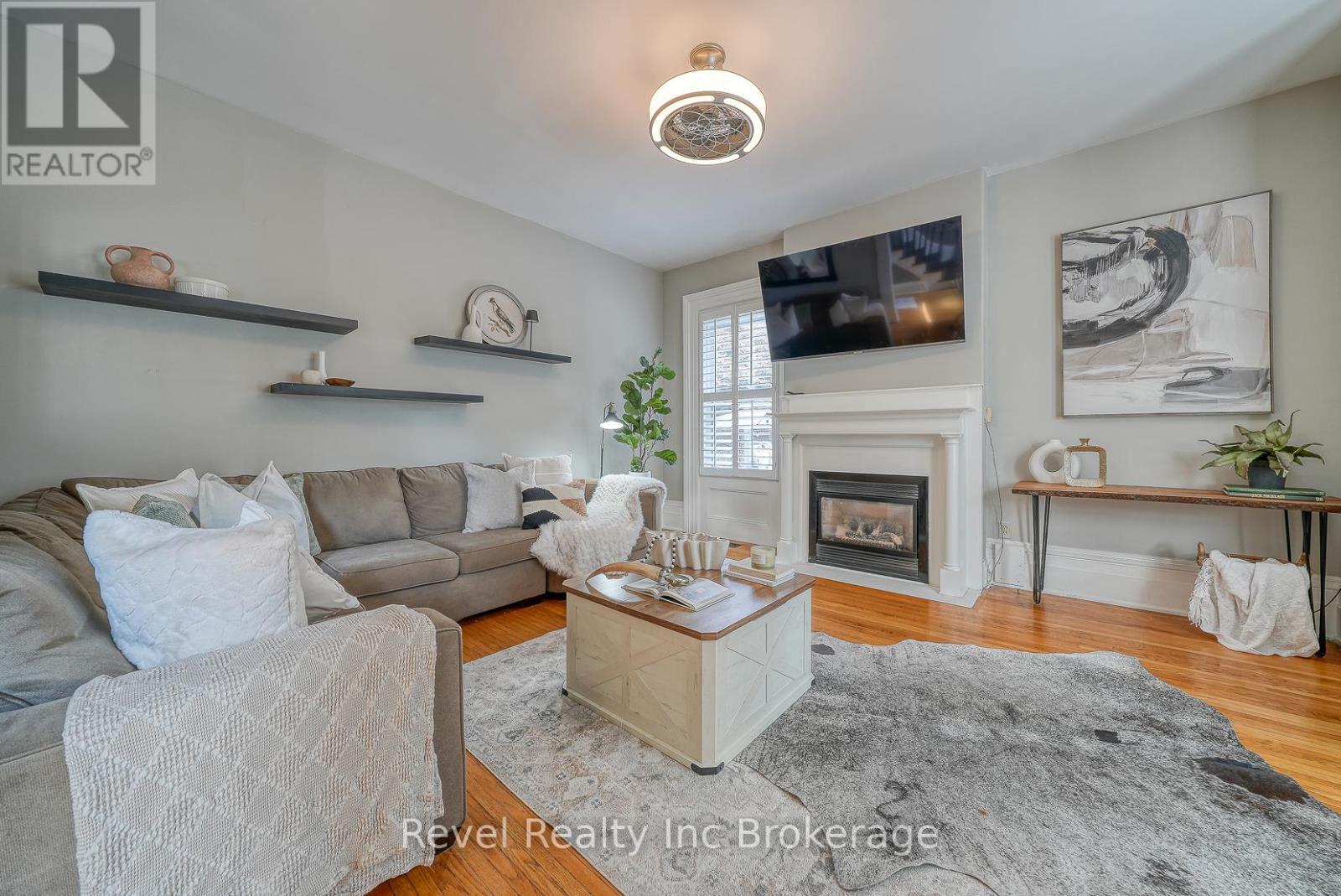 425 Ingersoll Avenue, Woodstock (Woodstock - North), ON - Indoor Photo Showing Living Room With Fireplace