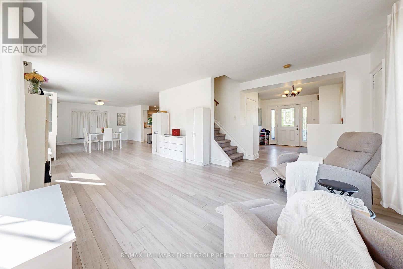8063 King Street, Clarington, ON - Indoor Photo Showing Living Room