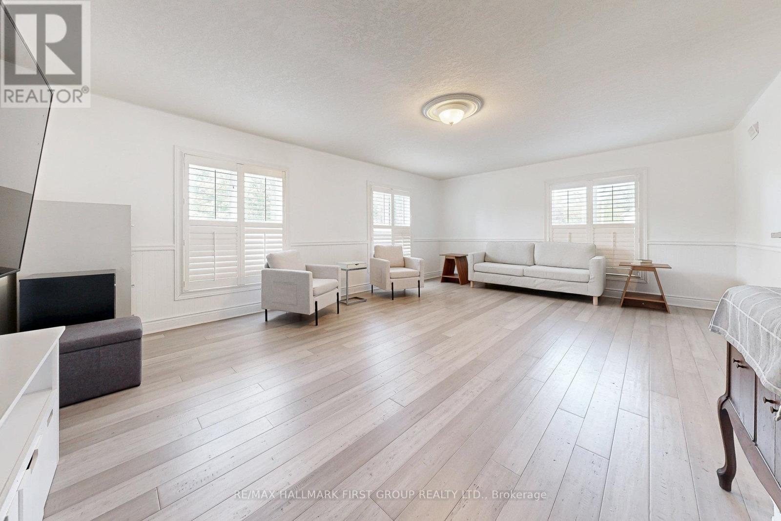 8063 King Street, Clarington, ON - Indoor Photo Showing Living Room