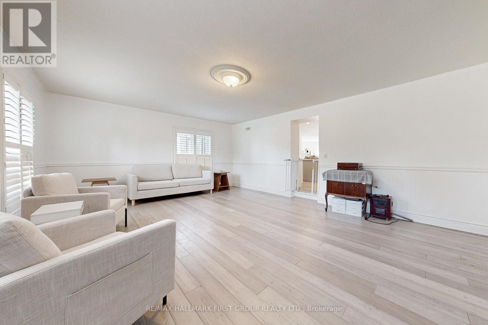 8063 King Street, Clarington, ON - Indoor Photo Showing Living Room