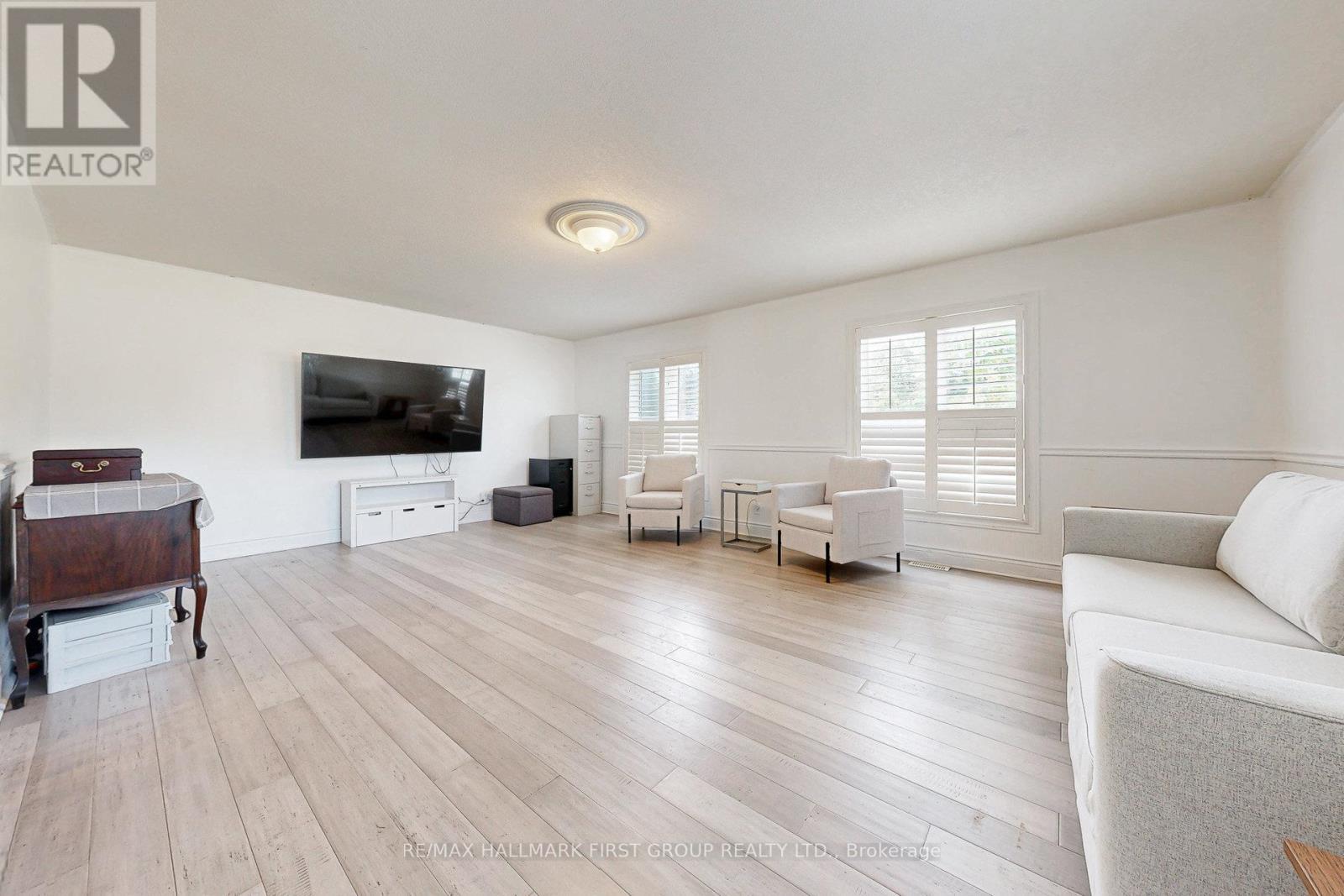 8063 King Street, Clarington, ON - Indoor Photo Showing Living Room