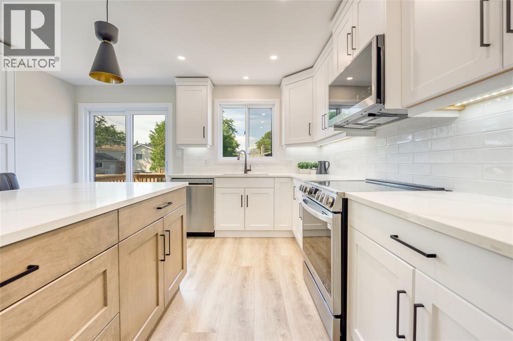 493 Queen Street, St Clair, ON - Indoor Photo Showing Kitchen With Upgraded Kitchen
