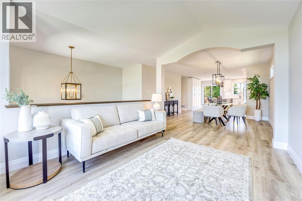 493 Queen Street, St Clair, ON - Indoor Photo Showing Living Room