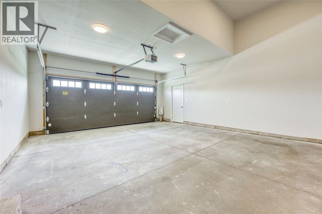493 Queen Street, St Clair, ON - Indoor Photo Showing Garage