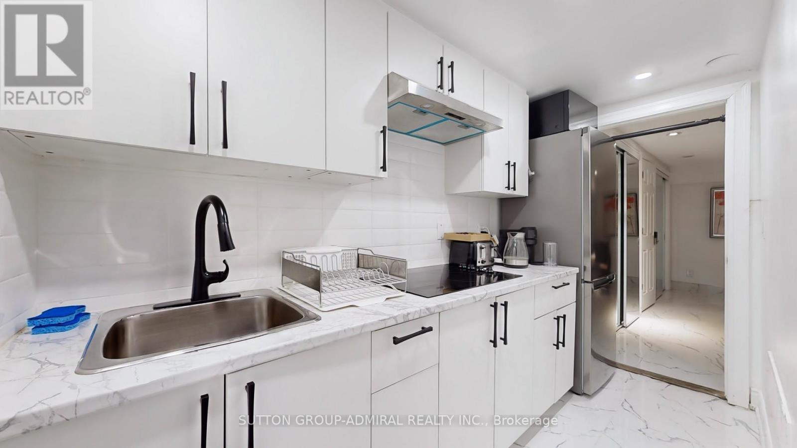 2 Newman Avenue, Richmond Hill, ON - Indoor Photo Showing Kitchen With Upgraded Kitchen