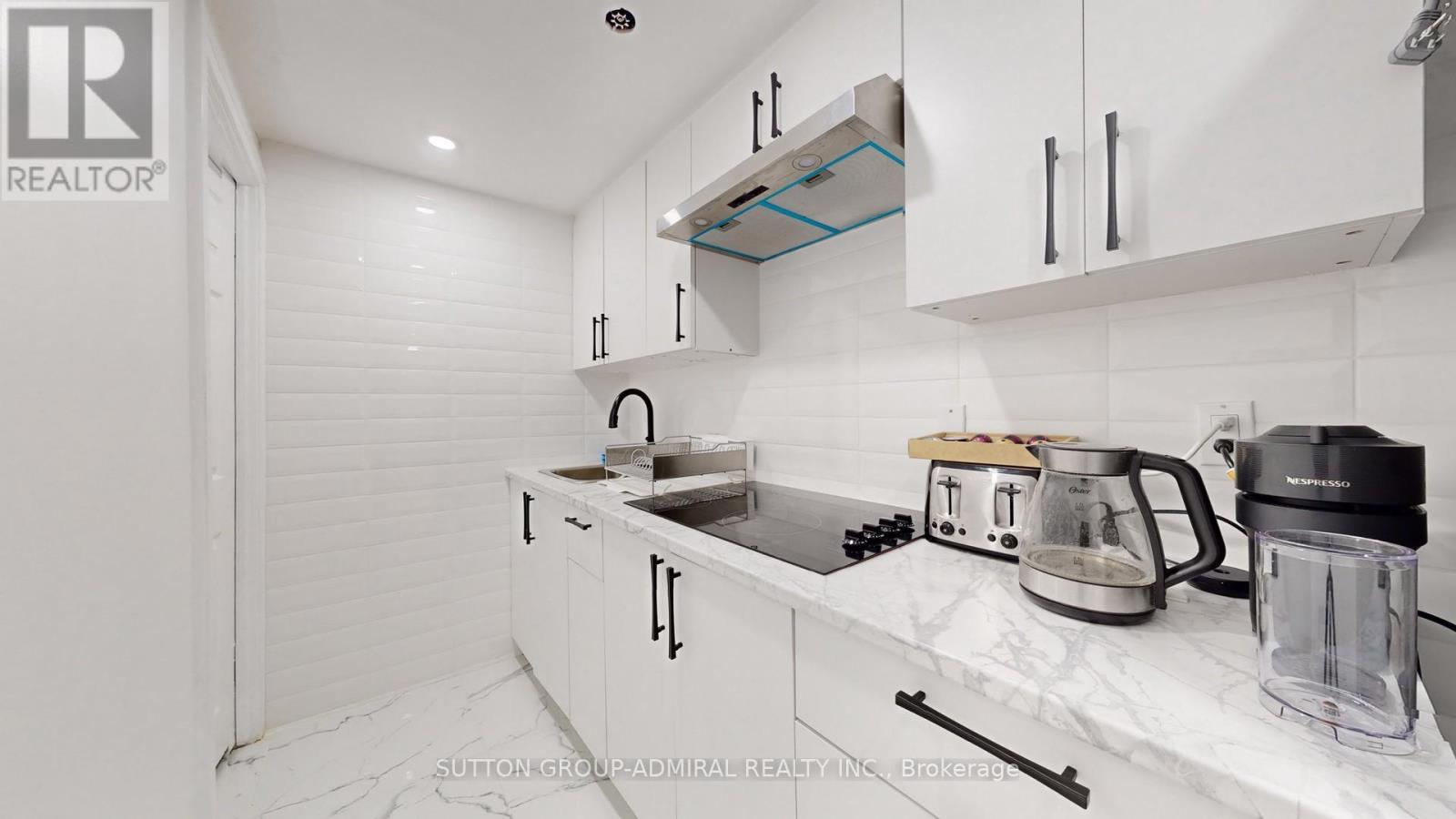 2 Newman Avenue, Richmond Hill, ON - Indoor Photo Showing Kitchen With Upgraded Kitchen