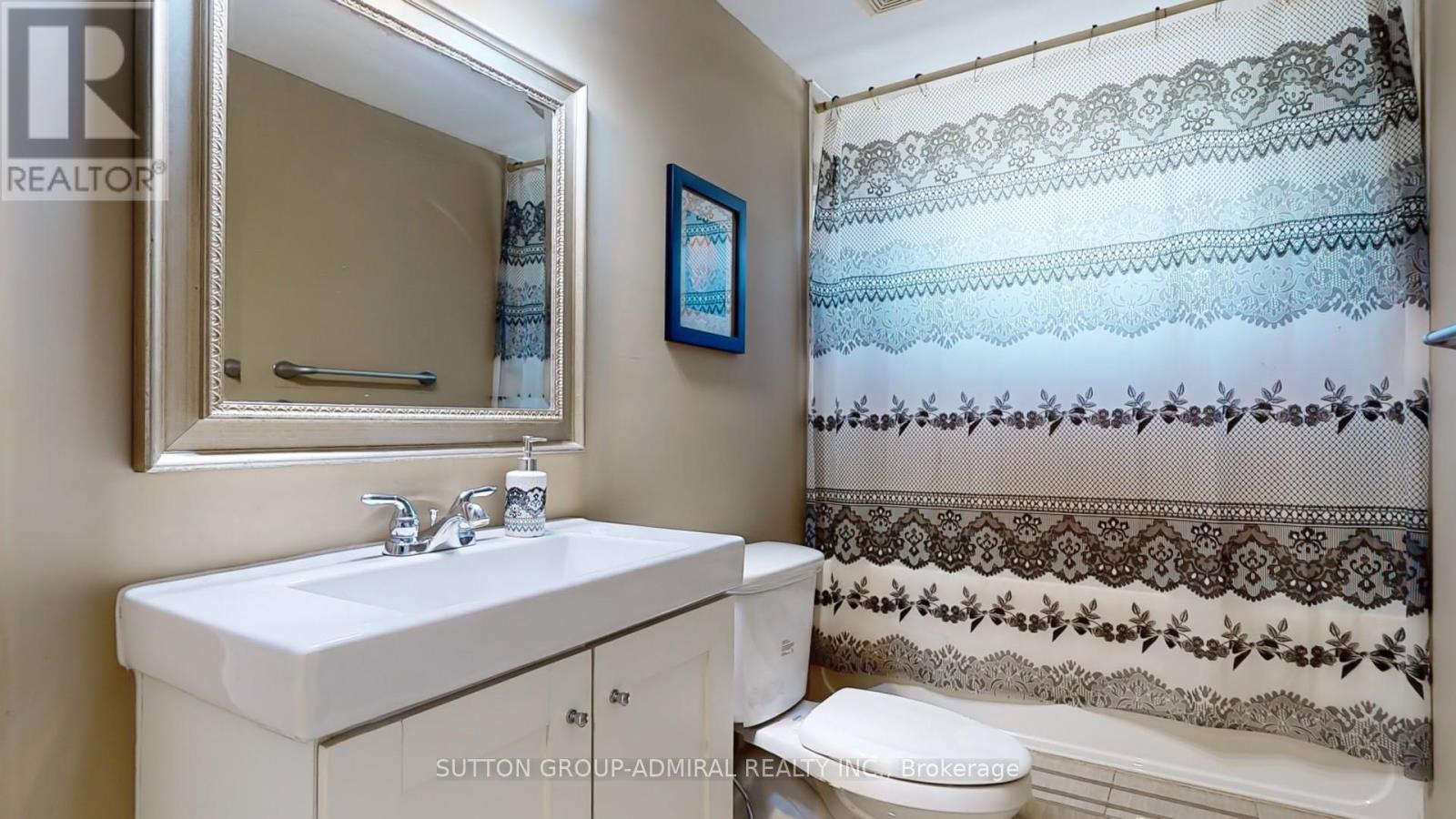 2 Newman Avenue, Richmond Hill, ON - Indoor Photo Showing Bathroom