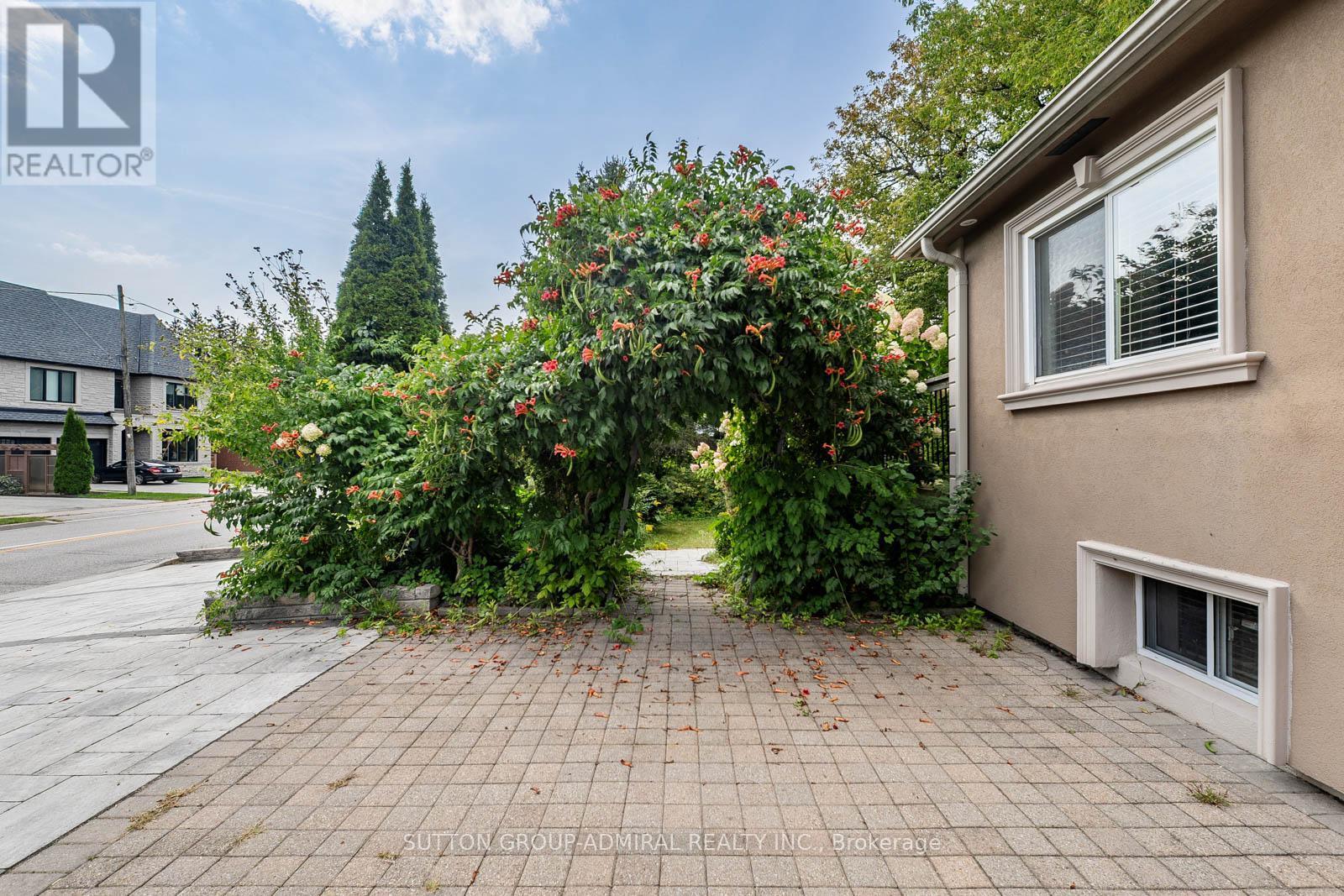 2 Newman Avenue, Richmond Hill, ON - Outdoor With Deck Patio Veranda