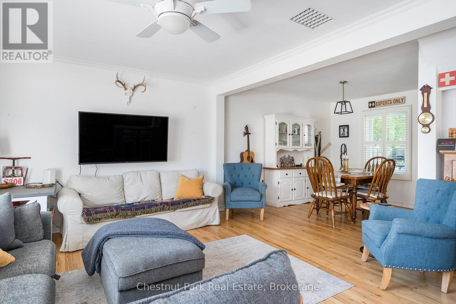 81 Ninth Street, Collingwood, ON - Indoor Photo Showing Living Room