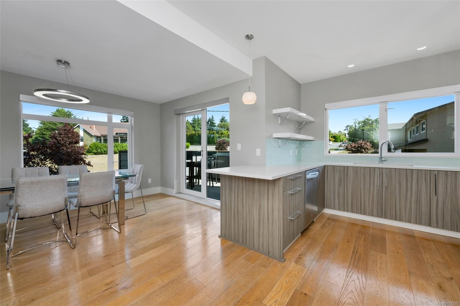 104-4343 Tyndall Ave, Saanich, BC