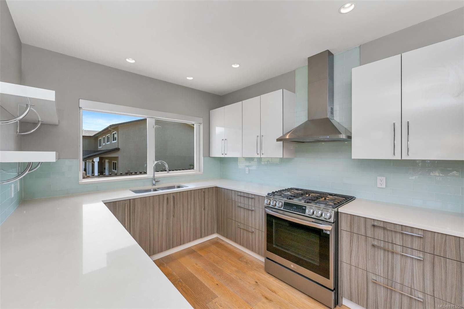 104-4343 Tyndall Ave, Saanich, BC